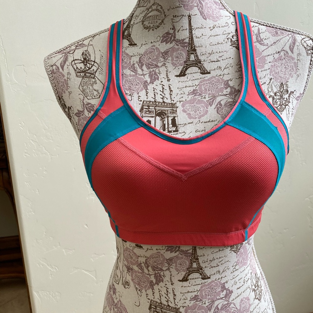 Adjustable sports bra